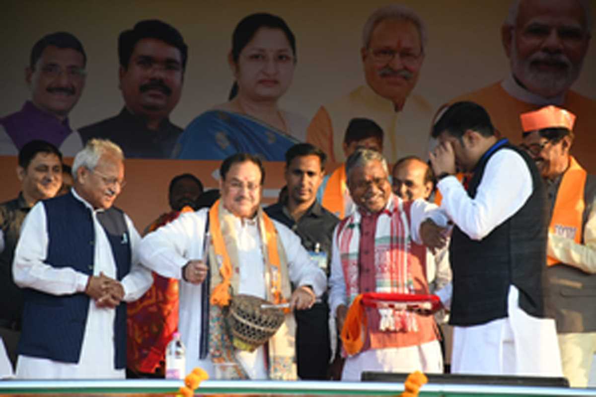 रांची में जेपी नड्डा का हेमंत सोरेन पर जोरदार हमला, बोले- इन्होंने जमीन हड़पने के लिए माता-पिता का नाम तक बदल दिया रांची में जेपी नड्डा का हेमंत सोरेन पर जोरदार हमला, बोले- इन्होंने जमीन हड़पने के लिए माता-पिता का नाम तक बदल दिया